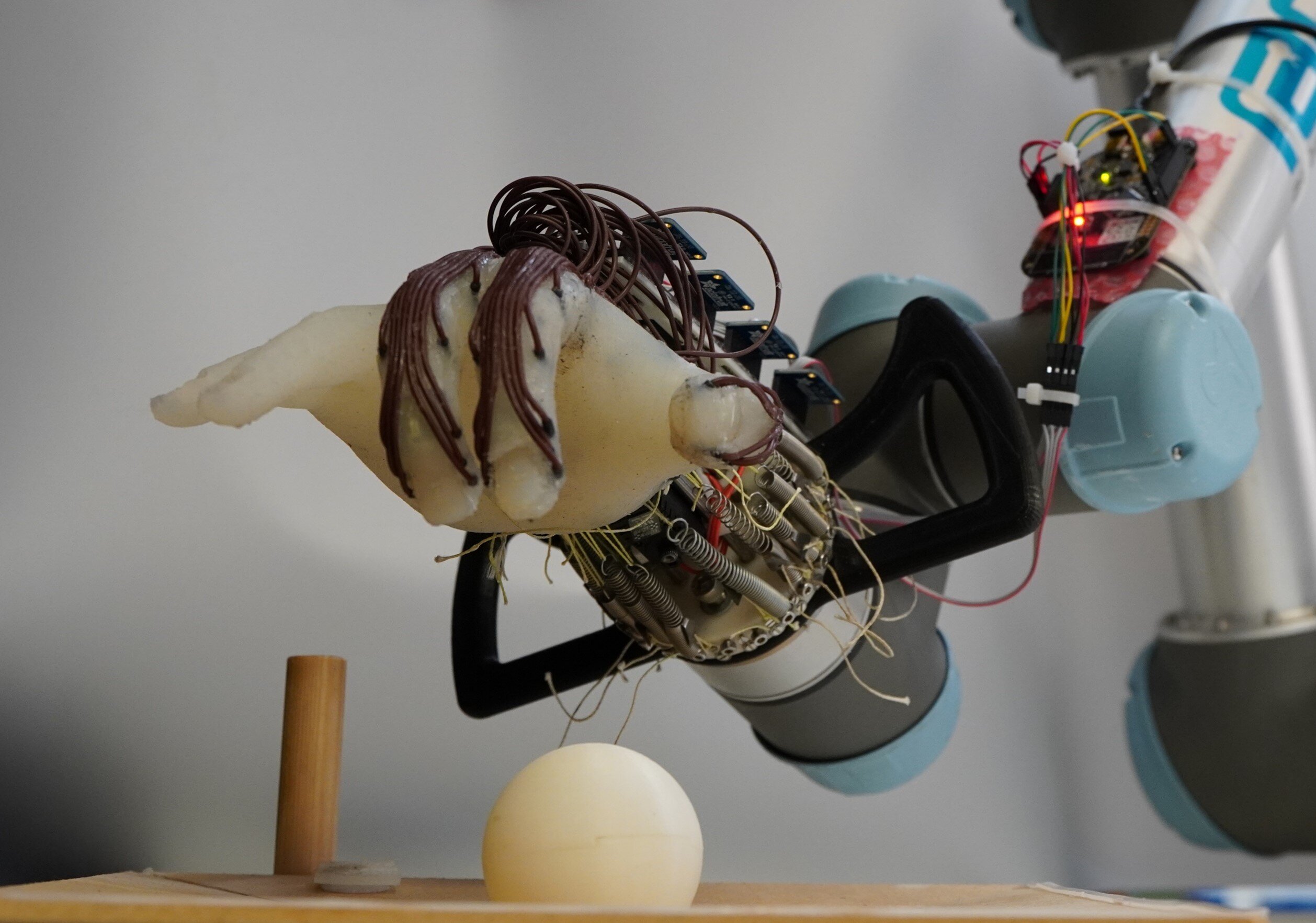 It’s all in the wrist: Energy-efficient robot hand learns how not to drop the ball